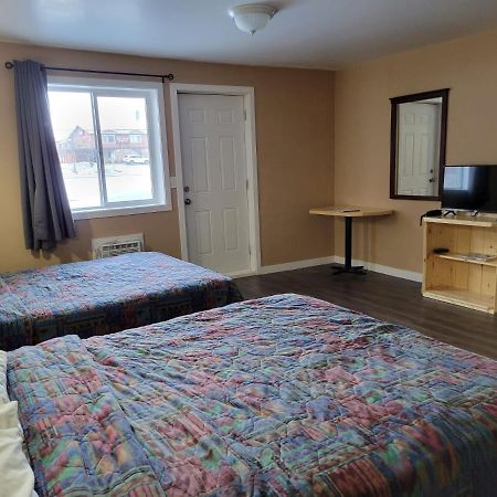 Lakewood Inn 100 Mile House Dış mekan fotoğraf