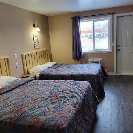 Lakewood Inn 100 Mile House Dış mekan fotoğraf