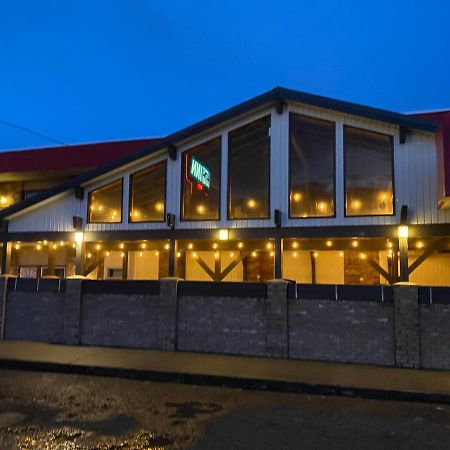 Lakewood Inn 100 Mile House Dış mekan fotoğraf