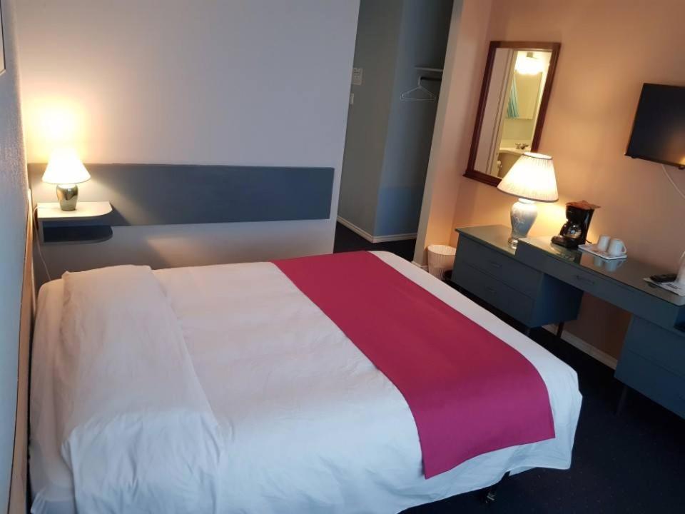 Lakewood Inn 100 Mile House Dış mekan fotoğraf