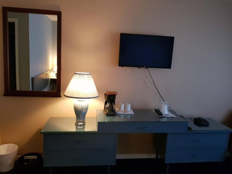 Lakewood Inn 100 Mile House Dış mekan fotoğraf