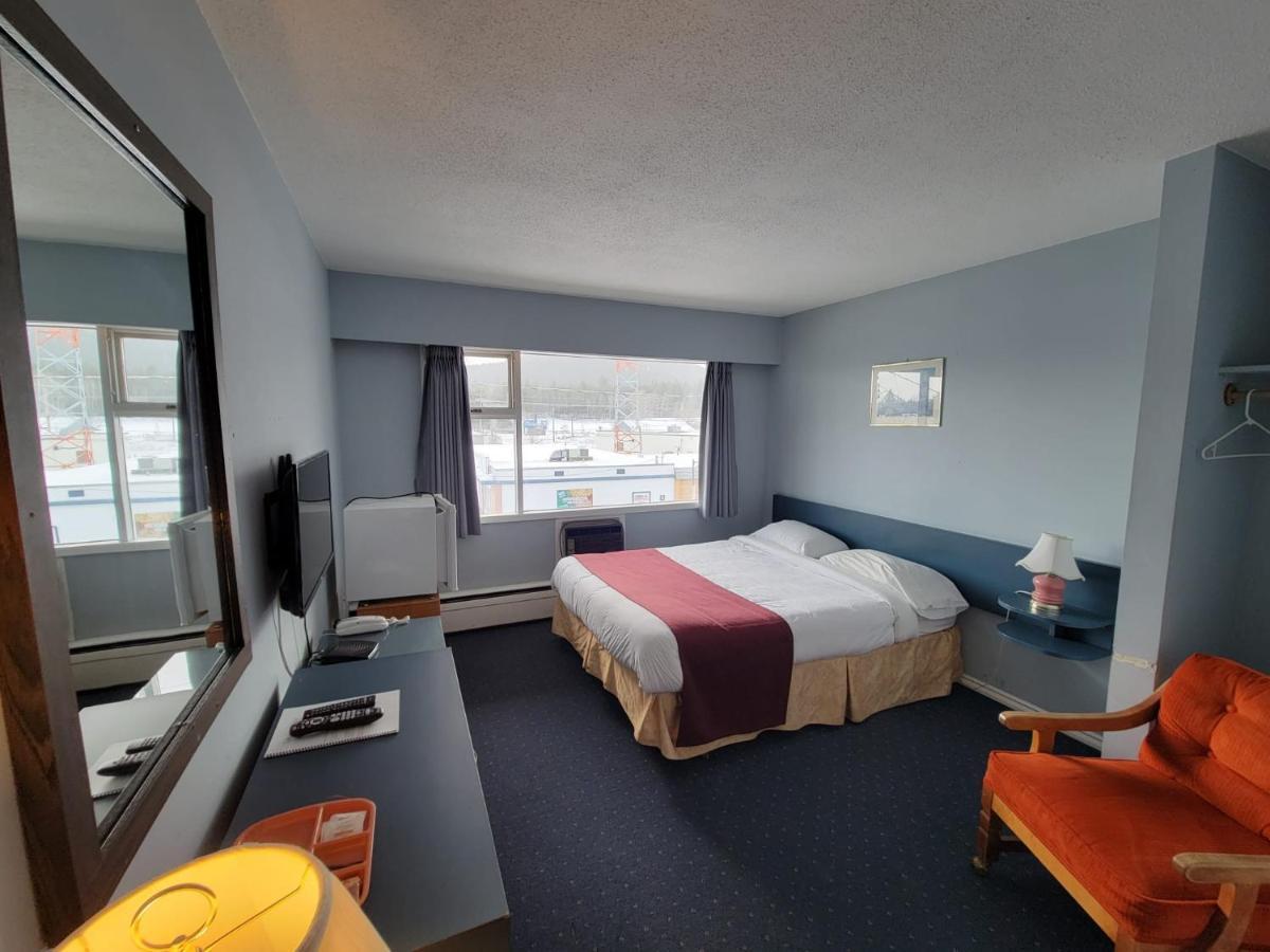 Lakewood Inn 100 Mile House Dış mekan fotoğraf