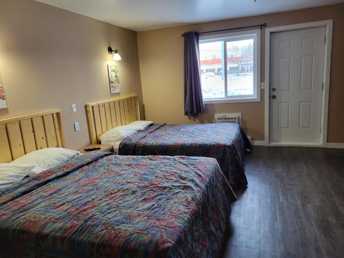 Lakewood Inn 100 Mile House Dış mekan fotoğraf