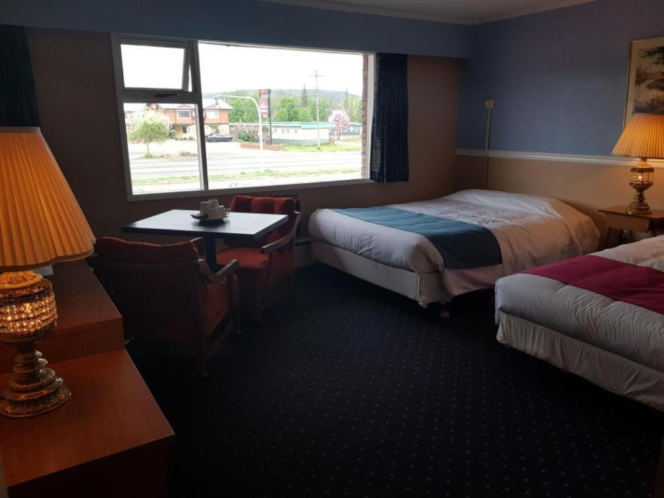 Lakewood Inn 100 Mile House Dış mekan fotoğraf