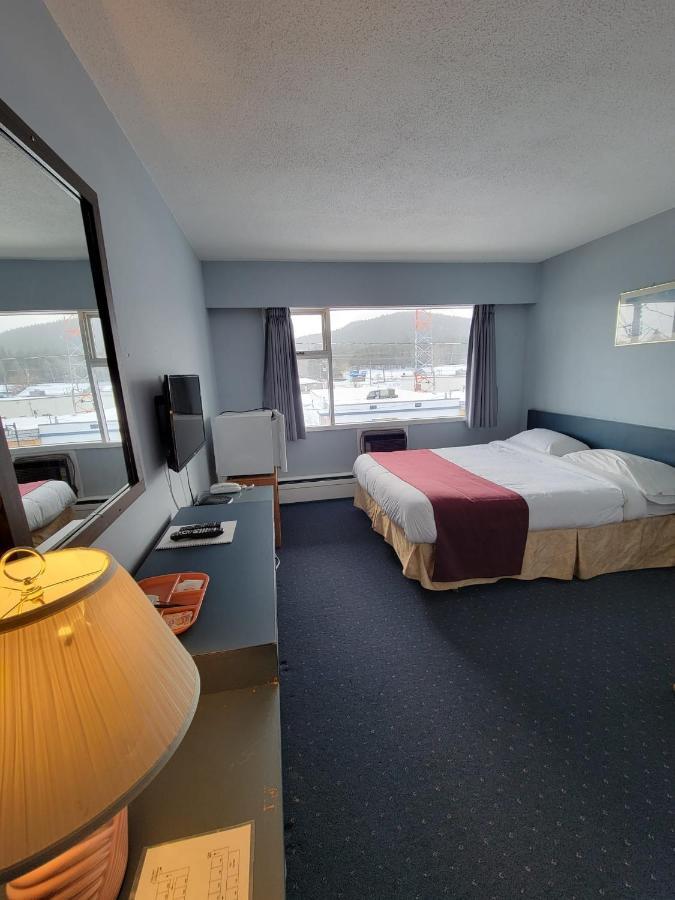Lakewood Inn 100 Mile House Dış mekan fotoğraf