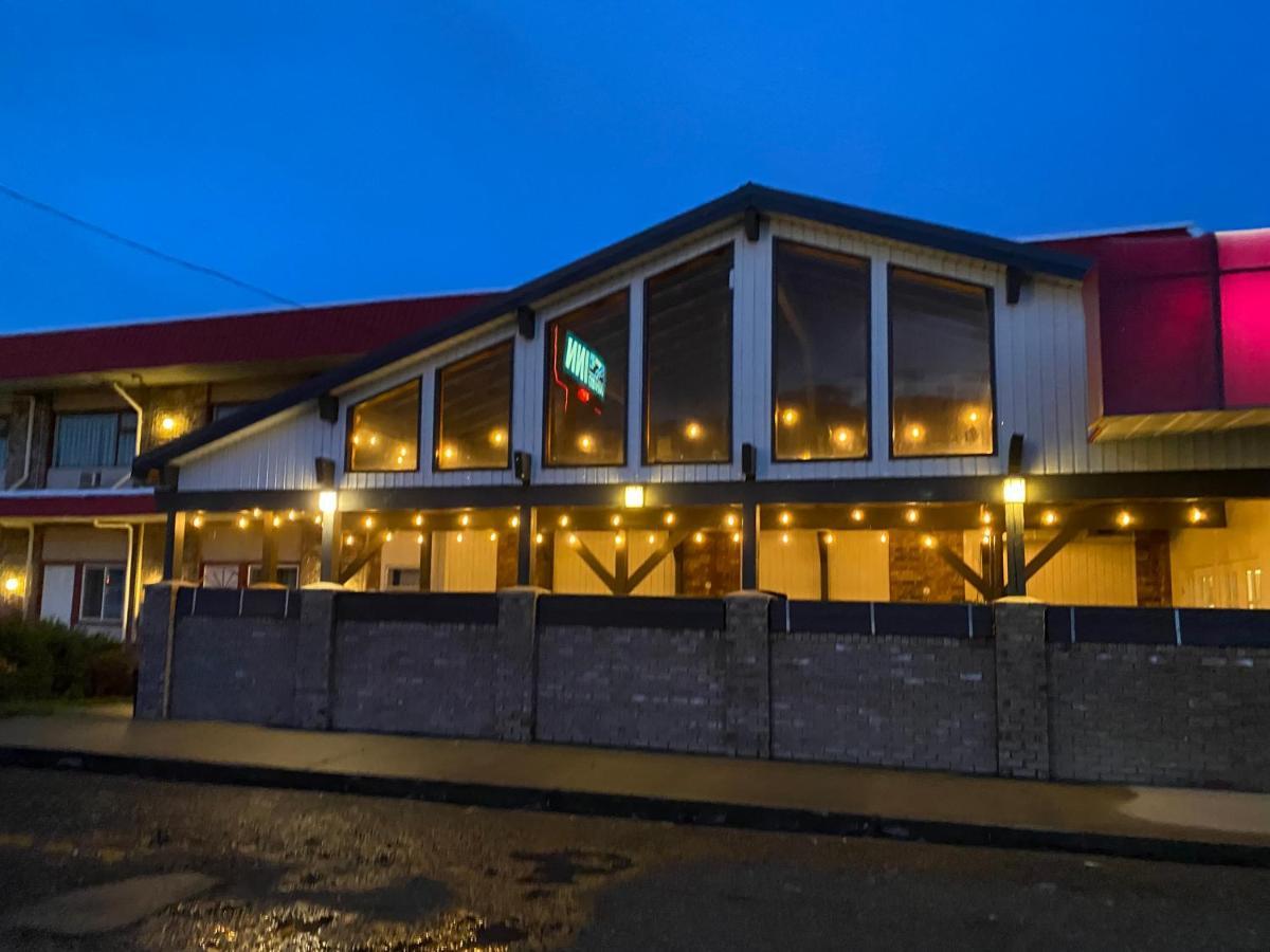Lakewood Inn 100 Mile House Dış mekan fotoğraf