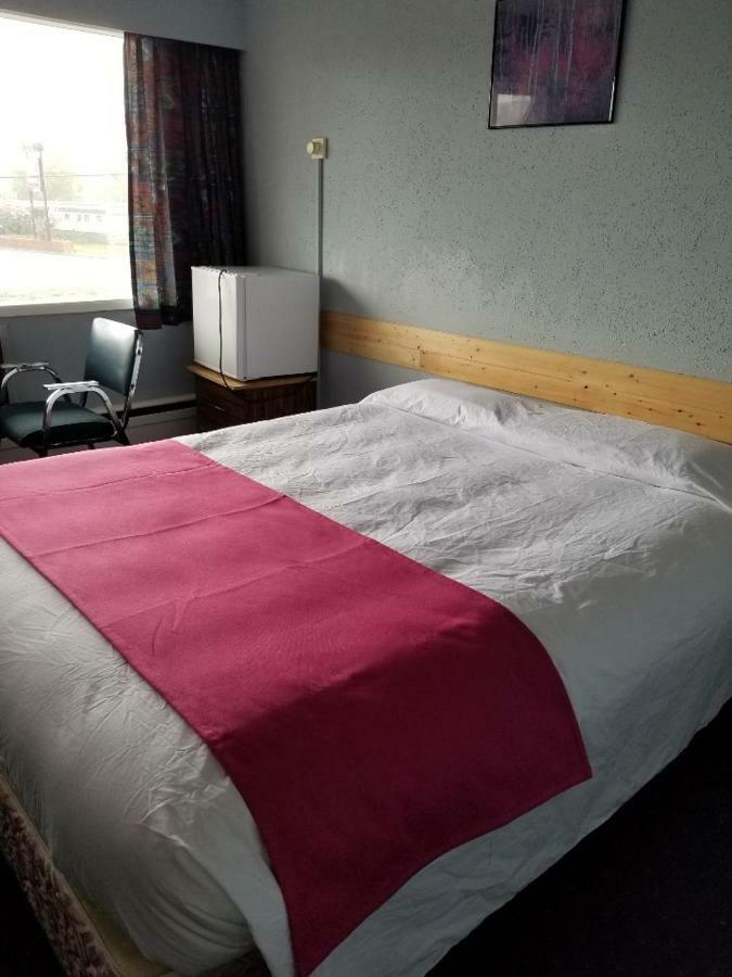Lakewood Inn 100 Mile House Dış mekan fotoğraf