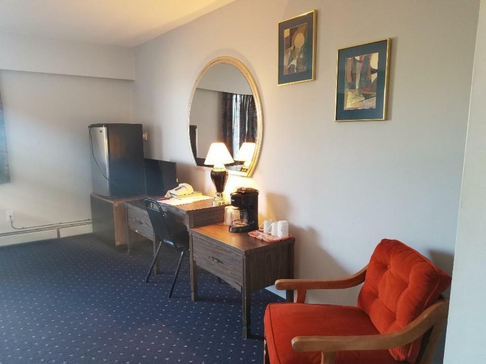 Lakewood Inn 100 Mile House Dış mekan fotoğraf