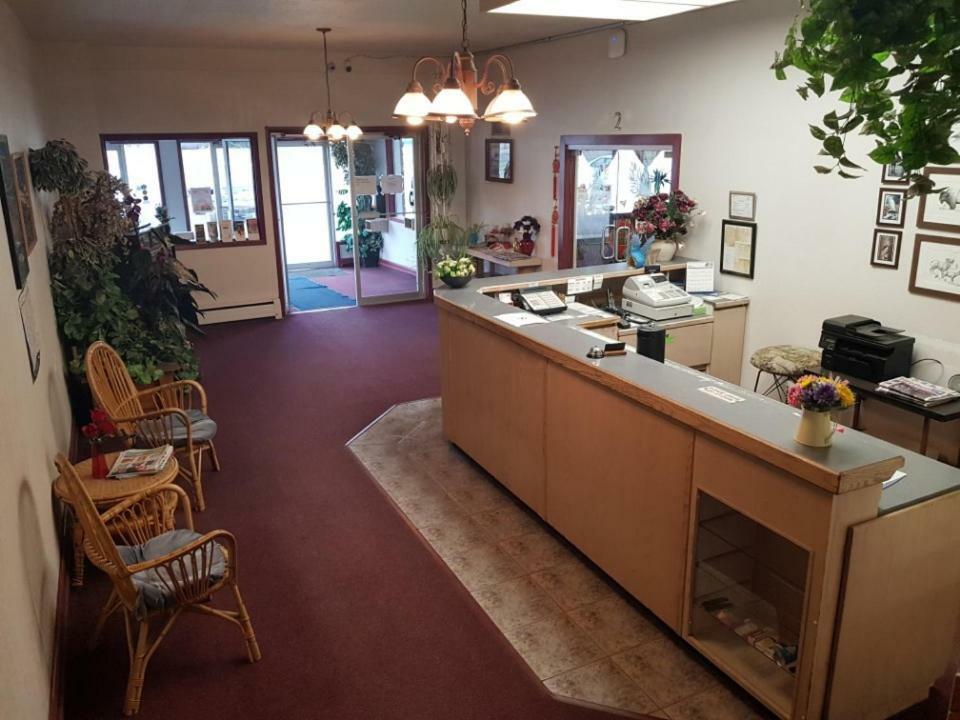 Lakewood Inn 100 Mile House Dış mekan fotoğraf